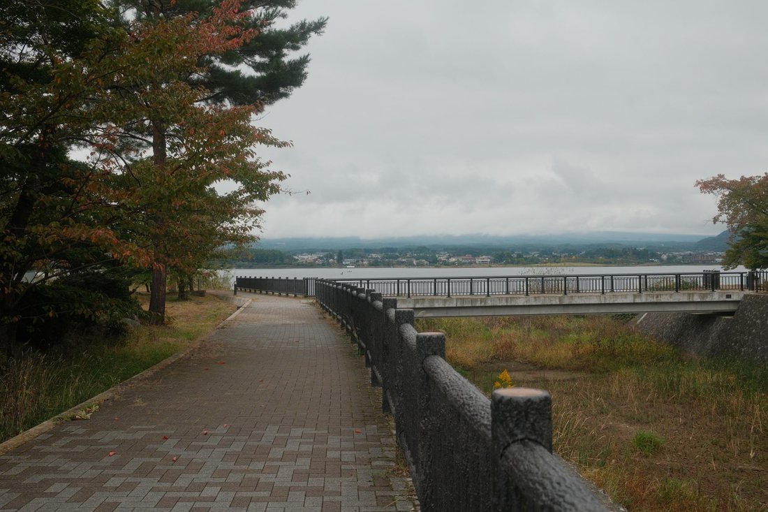the reservoir loop trail at Lake Johnson Park